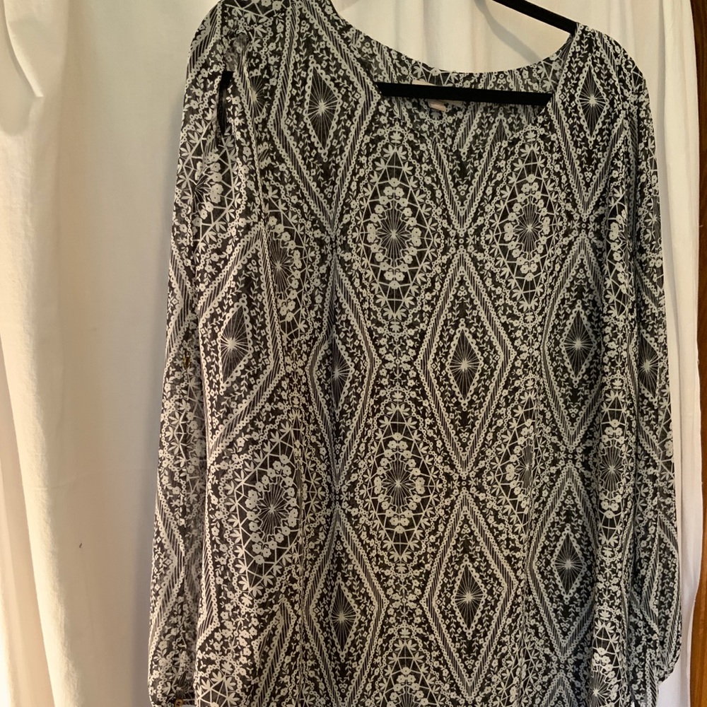 Black/white blouse by ROZ&ALI. Floral & abstract print. Layered.slits in…